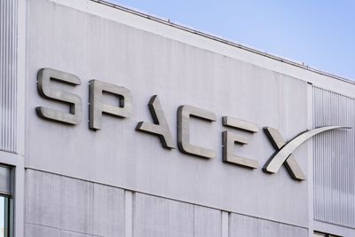 A $1.6 Billion Reason to Buy SpaceX Stock Now